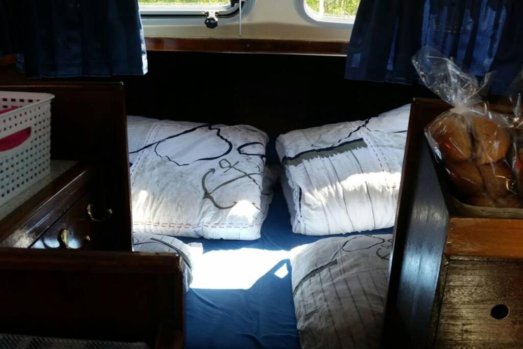 Boat Allemansfreon - Kamperen Op Het Water - Niet Om Mee Te Varen - Read Host Profile-Lees Hostprofiel Jutrijp Exterior foto