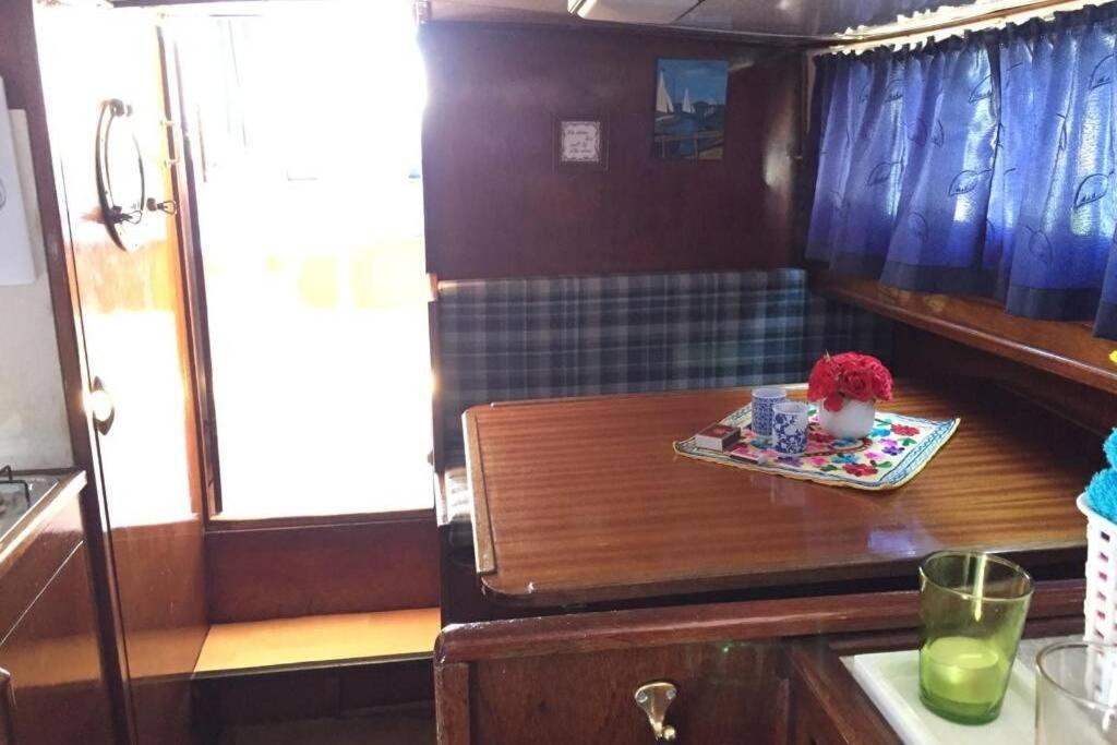 Boat Allemansfreon - Kamperen Op Het Water - Niet Om Mee Te Varen - Read Host Profile-Lees Hostprofiel Jutrijp Exterior foto