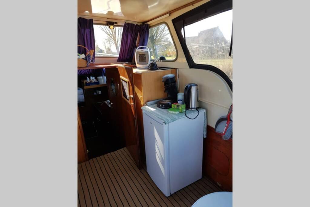 Boat Allemansfreon - Kamperen Op Het Water - Niet Om Mee Te Varen - Read Host Profile-Lees Hostprofiel Jutrijp Exterior foto