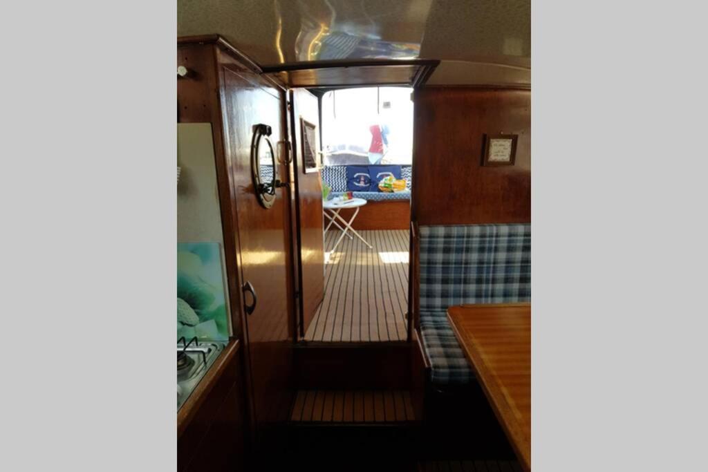Boat Allemansfreon - Kamperen Op Het Water - Niet Om Mee Te Varen - Read Host Profile-Lees Hostprofiel Jutrijp Exterior foto